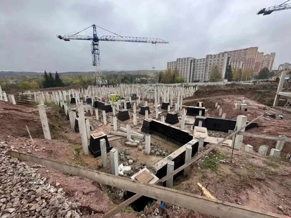 Для школы на улице Елены Стасовой в Красноярске забили почти 3 тысячи свай